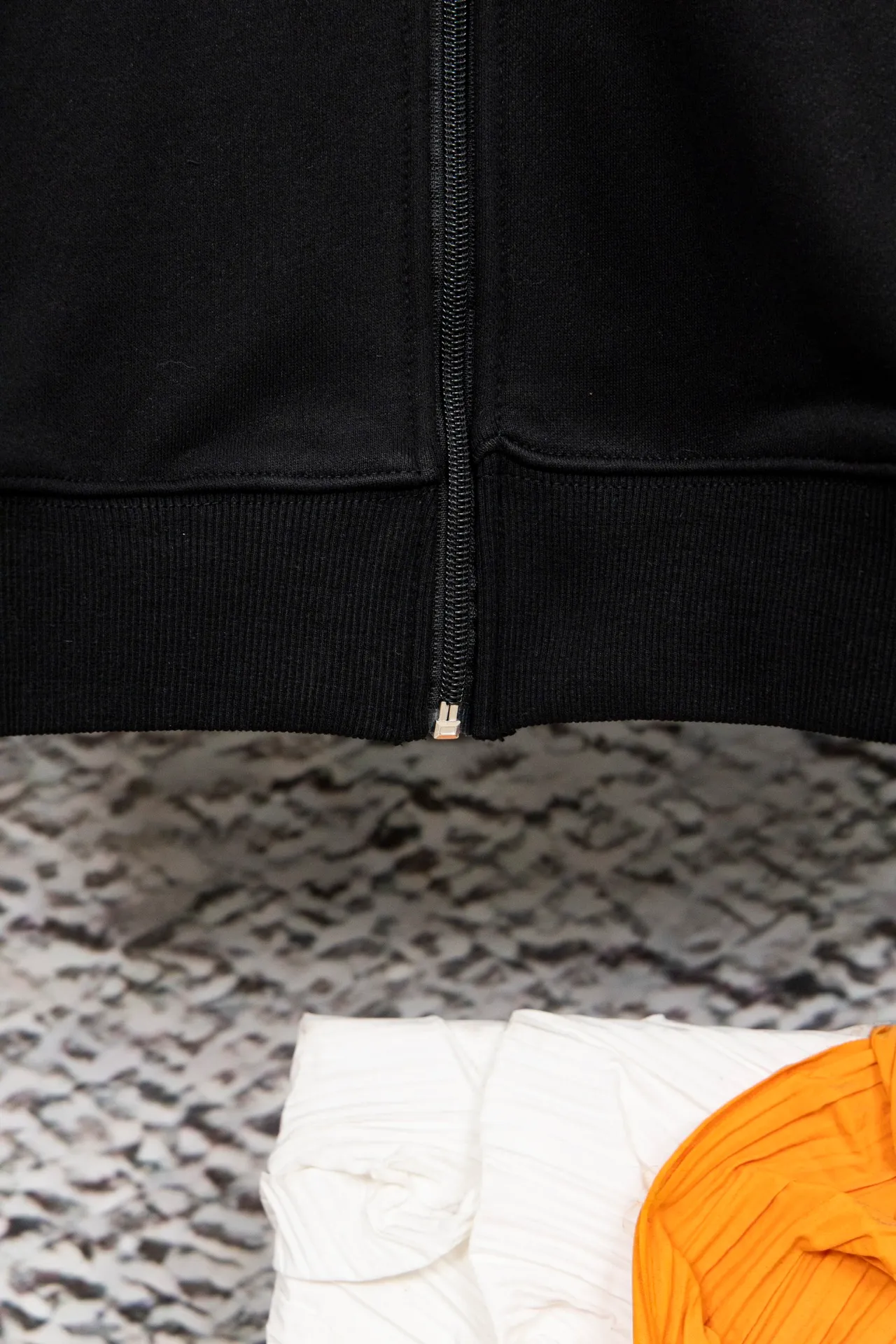 P240 Style No.: Y055 Ralph Lauren/Ralph Lauren pony embroidered zipper cardigan hooded sweatshirt. A one-of-a-kind sweatshirt for autumn and winter is here. You can wear it casually no matter how you wear it! ! This hooded sweatshirt is decorated with the simple style that represents Ralph Lauren and is paired with a pony embroidery pattern, which is three-dimensional and full! The solid color fabric paired with exquisite embroidery instantly sets it off! Hooded sports design, loose and casual fit! The overall texture is very strong! Through the pictures, we can feel the thickness and texture of custom-woven and dyed threads. The workmanship is exquisite. They are shipped from major foreign trade factories. They are all made by masters with many years of experience. Everything is of high standards and requirements! Simple and versatile model ~ Made of imported pique cotton fabric, which is super delicate and soft, close to the body without being tied. All fabrics and accessories are original custom-made and of high quality! Perfectly reflects the brand’s sense of superiority! Standard cut, comfortable stretch, unrestricted movement! Highly practical, high-end and classy! Versatile style ~ can be paired with jeans or jogging pants. Ideal for transitioning from your morning commute to weekend events! Tag, hanging particles, washed, packaging bag, full set of accessories, very good-looking, super exquisite workmanship, size: S-XL, color: navy, black, gray